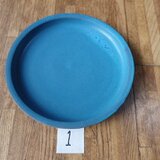 陶器　プレイト皿①　黒地の土にブルーのマットな釉薬