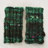 手つむぎ手編みのリストウォーマー　グリーン系
