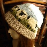 羊の編みこみ柄のニットキャップ