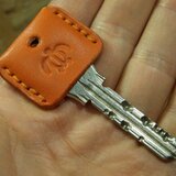 ホヌ(ウミガメ)刻印のキーカバー オレンジ