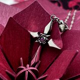 薔薇の中にルビーをセットしたシルバー925の十字架ネックレス