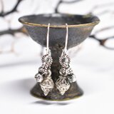 インドピューター繊細細工パーツと花付き小さなインド鈴のピアス