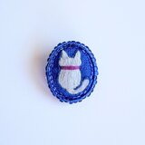 ビーズで飾ったこねこのミニ刺繍ブローチ【botanical】#440