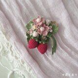 レース編み 苺のストールピン／ブローチ ～ピンクのお花～