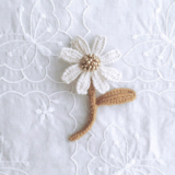 かぎ針で編んだブローチ　可愛いコサージュ　デイジーみたいな一輪のお花　キャメル　アンティークゴールドビーズ