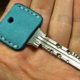 プエブロレザーのキーカバー ターコイズブルー×白