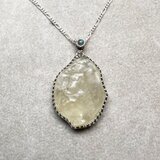 リビアングラス原石とアレキサンドライトのペンダント