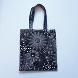 フラットトートバッグ　肩かけ　ウニ殼モノトーン