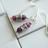 ルビーに挟まれたカレンシルバーランタンピアス