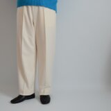 滑らかツイルのストレートパンツ　オフホワイト