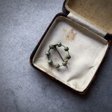293 アンティーク 小さな輪っかのグリーンブローチ