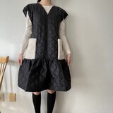 Vネック ローウエストギャザーワンピース（ナイロンキルト）黒