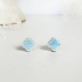 T269 美濃焼 小花 パール加工 ライトブルーのピアス／イヤリング｜裏面レザー加工