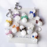 「9色のマフラーを巻いた雪だるま」ピアス イヤリング 天然石 誕生石 メンカラ 推し活 樹脂 ノンホール アレルギー対応