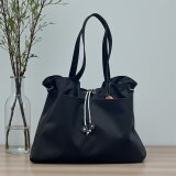 軽くて大容量、撥水加工で雨の日も安心！バッグの「わがまま」詰め込んだ　わがままトート：ブラック＜受注製作＞