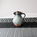 手仕事の温かみを感じる、陶器のミルクピッチャー