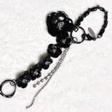 フラワーモチーフ メタルチェーン バッグチャーム　ブラック