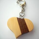 木のキーホルダー　ヒバとウォルナットのハート型