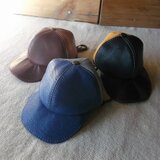 キャップ型のレザーコインケース