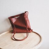 (在庫限り) 牛革のフラットショルダーバッグ