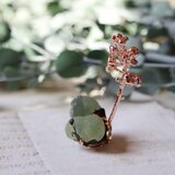 プレナイト/エピドートとヨウシュヤマゴボウ｜花石オブジェ