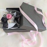 プリザーブドフラワー／花束ボックス／3色のミニ薔薇と小花のミニ花束ピンク☆光彩陸離