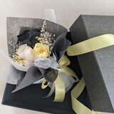 プリザーブドフラワー／花束ボックス／3色のミニ薔薇と小花のミニ花束パステルイエロー☆光彩陸離