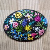 花がいっぱい!!手刺繍のブローチ