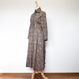 【完全一点物】ウエストリボンワンピース（ブラウンフラワー）