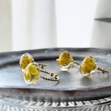 感謝と敬意を伝える花ミモザを、そっと指先に宿して。ミモザのレジン指輪（フリーサイズ）