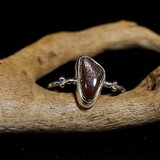 タンザニア産パープルヘイズサンストーンの粒飾りリング　約11号　～静かに宿る煌めき～　天然石アクセサリー　指輪　一点物　