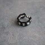 ビーズとスパンコールのイヤーカフ・中（ブラック＆ホワイト）【受注】