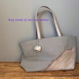 カットオフ仕上げの革付きトートかばん（きらきらチャーム付き）