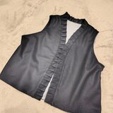 ブラック＆グレーリバーシブルフリルジレ