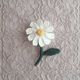 かぎ針で編んだブローチ　可愛いコサージュ　デイジーみたいな一輪のお花　深緑　刺繍糸3本どり