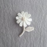 かぎ針で編んだブローチ　可愛いコサージュ　デイジーみたいな一輪のお花　ホワイト系　刺繍糸3本どり