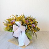 春を届けてくれる！！ミモザとガーベラの大きなバスケットアレンジ