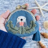 貝を持つラッコのフラットがま口（小）