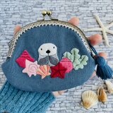 お手手を合わせるラッコのフラットがま口（大）