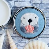 を持つラッコのピルケース／アクセサリーケース/コインケース