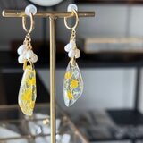 感謝とやさしさを、耳元に重ねて。ミモザと淡水パールがそっと寄り添うフープイヤリング【6月の誕生石】