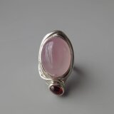 アイスピンクで落ち着いた雰囲気に・ローズクォーツ×ガーネットのシルバーリング