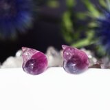 フローライトによる寝てる猫のピアス・イヤリング・サージカルステンレス　～寝てる猫