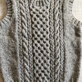 ハニカム模様の手編みベスト　グレーの手編みベスト