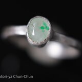 【白い水晶に咲くクローバー】 タイアの特注カット　エメラルドインクォーツ・シルバーリング【雪葉】