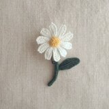 かぎ針で編んだブローチ　可愛いコサージュ　デイジーみたいな一輪のお花　深緑　刺繍糸２本どり