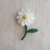 かぎ針で編んだブローチ　可愛いコサージュ　デイジーみたいな一輪のお花　グリーン　刺繍糸２本どり
