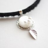 【受注製作】レジンアート　ラウンドモチーフとタティングレースとベルベットリボンのチョーカー〈白い庭〉