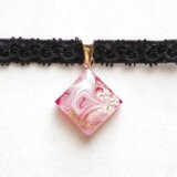 【受注製作】レジンアート　スクエアモチーフとタティングレースとベルベットリボンのチョーカー〈真朱の音色〉