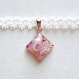 【受注製作】レジンアート　スクエアモチーフとタティングレースとサテンリボンのチョーカー〈真朱の音色〉